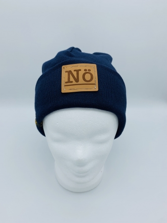 Hipster Beanie in der Farbe Dunkelblau in Strick mit braunem Label "Nö"