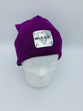 Hipster Beanie in der Farbe Lila mit silbernem Label "Wild at Heart"