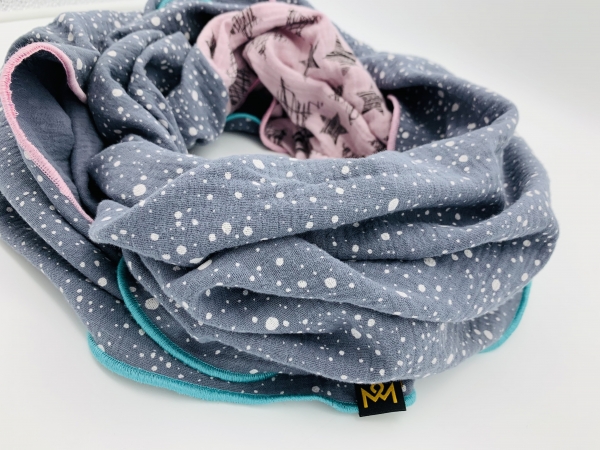 Schal aus Baumwollmusselin in grau mit weißen Punkten und leichtem lila mit schwarzen Sternen