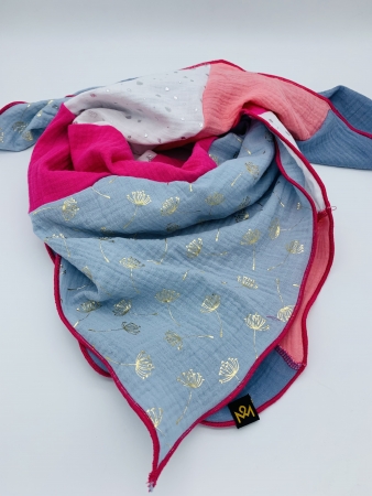 Schal aus Baumwollmusselin in den Farben pink, lachs, hellblau, weiß mit Glitzerflakes und hellblau mit goldenen Pusteblumen
