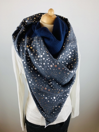 Schal aus Baumwollmusselin in weiß mit Glitzerflakes, marineblau und graublau mit silbernen Punkten