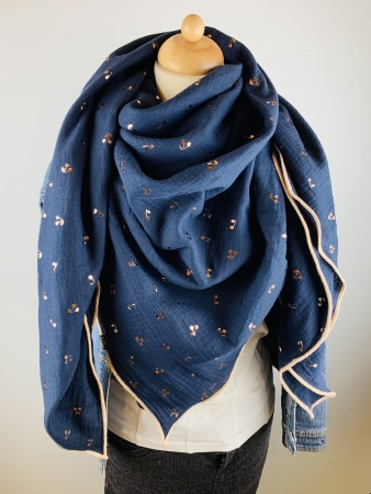 Schal aus Baumwollmusselin in dunkelblau mit altrosa glitzer Kirschen und apricot farbenem Saum