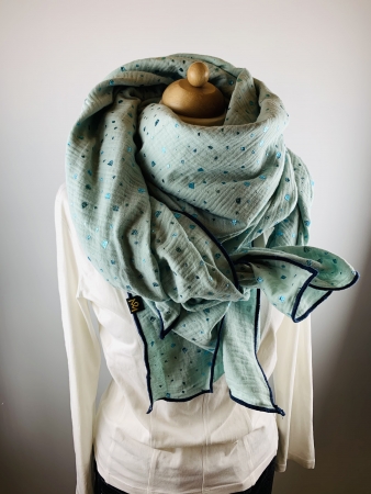 Schal aus Baumwollmusselin in mint mit Glitzerflakes und dunkelblauem Saum