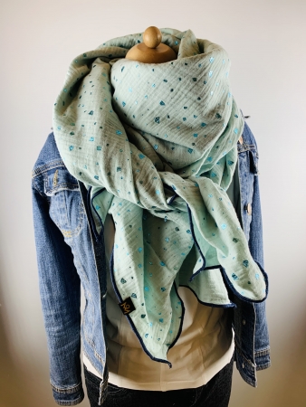 Schal aus Baumwollmusselin in mint mit Glitzerflakes und dunkelblauem Saum