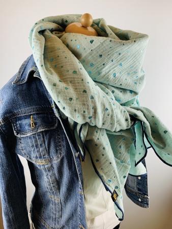 Schal aus Baumwollmusselin in mint mit Glitzerflakes und dunkelblauem Saum