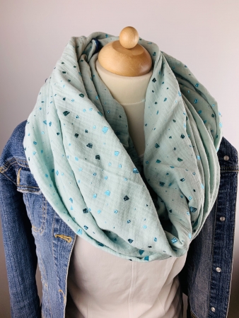Schal aus Baumwollmusselin in mint mit Glitzerflakes und dunkelblauem Saum