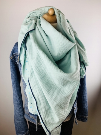 Schal aus Baumwollmusselin in mint mit Glitzerflakes und dunkelblauem Saum