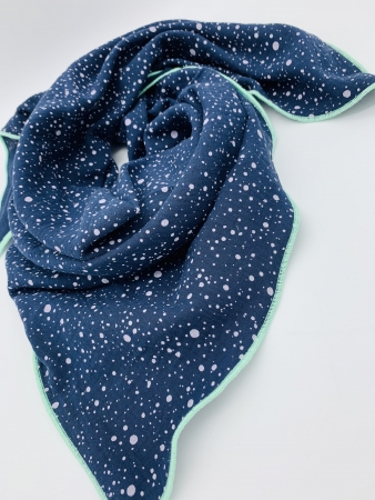 Schal aus Baumwollmusselin in dunkelblau mit weißen Punkten