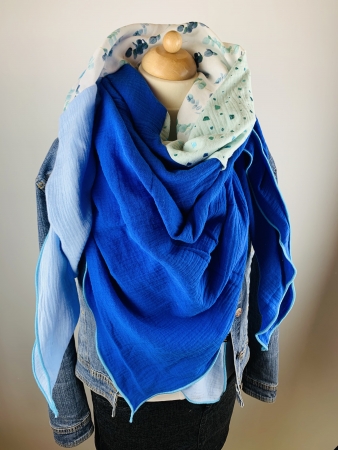 Schal aus Baumwollmusselin in hellblau, royalblau, weiß mit Eukalyptus und mint mit Glitzerflakes