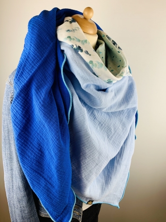 Schal aus Baumwollmusselin in hellblau, royalblau, weiß mit Eukalyptus und mint mit Glitzerflakes