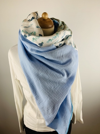 Schal aus Baumwollmusselin in hellblau, royalblau, weiß mit Eukalyptus und mint mit Glitzerflakes