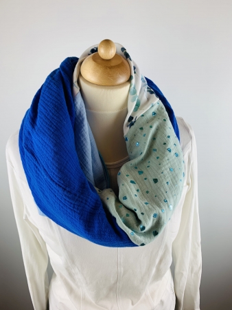 Schal aus Baumwollmusselin in hellblau, royalblau, weiß mit Eukalyptus und mint mit Glitzerflakes