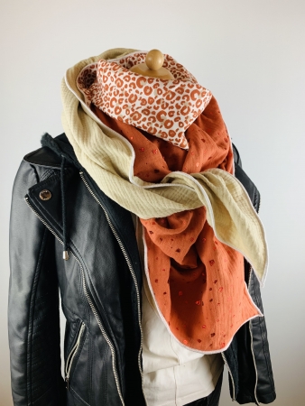 Schal aus Baumwollmusselin in creme, Rostrot mit Glitzer Elementen und einem Leoprint in den Farben creme und rostrot