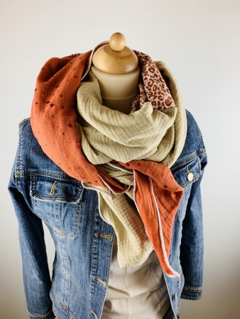 Schal aus Baumwollmusselin in creme, Rostrot mit Glitzer Elementen und einem Leoprint in den Farben creme und rostrot