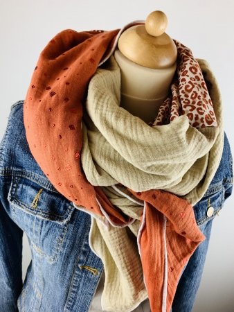 Schal aus Baumwollmusselin in creme, Rostrot mit Glitzer Elementen und einem Leoprint in den Farben creme und rostrot