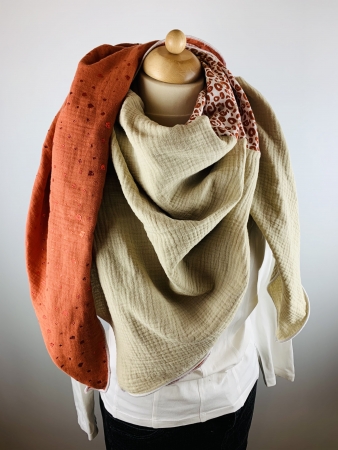 Schal aus Baumwollmusselin in creme, Rostrot mit Glitzer Elementen und einem Leoprint in den Farben creme und rostrot