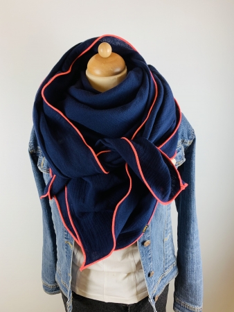 Schal aus Baumwollmusselin in marineblau mit neon pinkem Saum