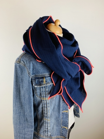 Schal aus Baumwollmusselin in marineblau mit neon pinkem Saum