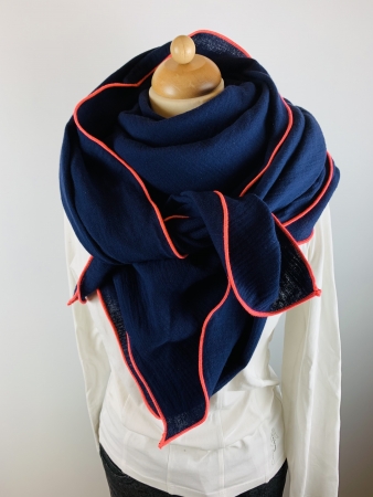 Schal aus Baumwollmusselin in marineblau mit neon pinkem Saum