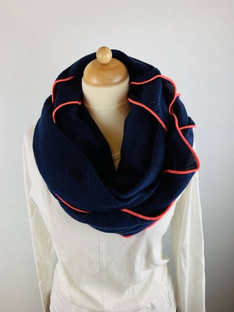 Schal aus Baumwollmusselin in marineblau mit neon pinkem Saum