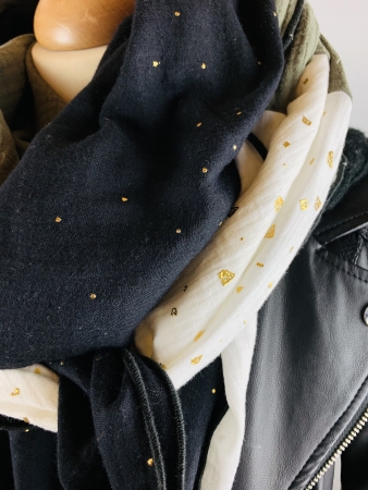 Schal aus Baumwollmusselin in schwarz mit goldenen Tropfen, weiß mit goldenen Glitzer Flakes und olivgrün