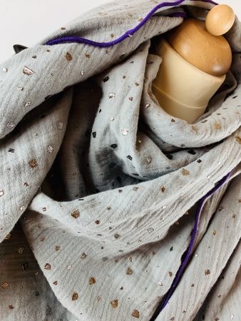 Schal aus Baumwollmusselin in grau mit Glitzer Flakes und lila Saum