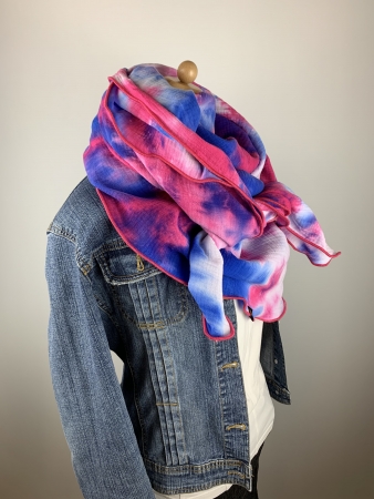 Schal aus Baumwollmusselin in pink, dunkelblauer, rosa Batik Optik und pinkem Saum
