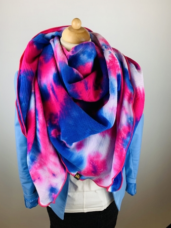 Schal aus Baumwollmusselin in pink, dunkelblauer, rosa Batik Optik und pinkem Saum