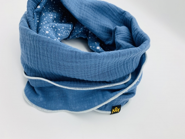 Schal aus Baumwollmusselin in blau und hellblau mit weißen Punkten