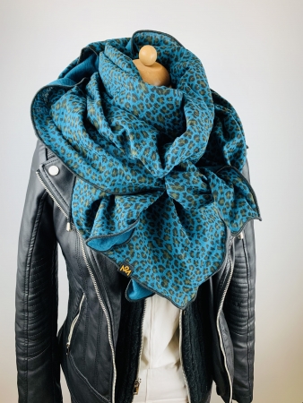 Schal aus Baumwollmusselin in petrol mit Leo Print