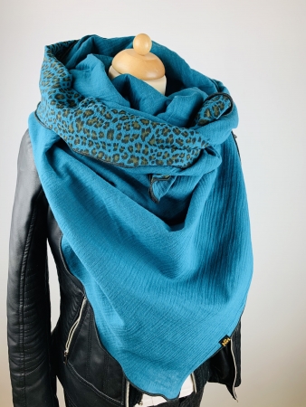 Schal aus Baumwollmusselin in petrol mit Leo Print