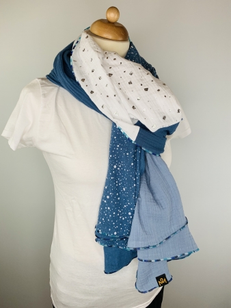 Baumwollschal in der Farbkombination Hellblau, Weiß mit Glitzerelementen, Graublau und Blau mit weißen Punkten