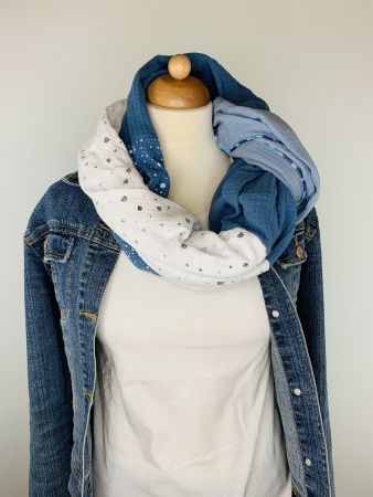 Baumwollschal in der Farbkombination Hellblau, Weiß mit Glitzerelementen, Graublau und Blau mit weißen Punkten