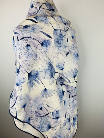 LEINEN Schal mit blauem floralem Print im Large Fashion Style