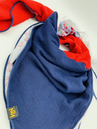 Schal aus Baumwollmusselin in rot uni, dunkelblau uni, hellblau mit rosen Print und weiß mit glitzer Flakes