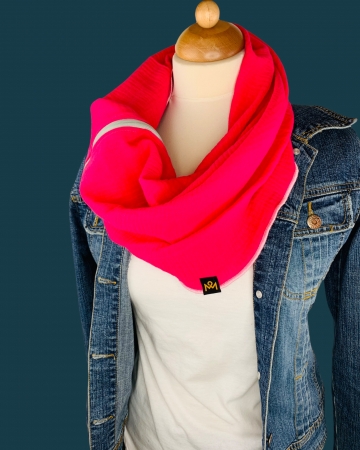 Schal aus Baumwolle in der Farbe Pink mit rosaner Gewebekante