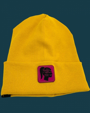 Hipster Beanie in der Farbe Senfgelb mit pinkem Label "Happiness is the best MAKE UP"