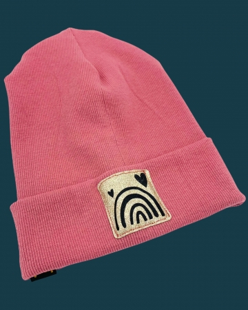 Hipster Beanie in der Farbe Altrosa mit glitzer Label "Regenbogen mit Herzchen"