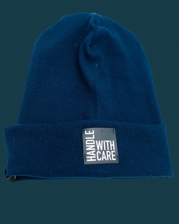 Hipster Beanie in der Farbe Dunkelblau mit grauem Label "Handle with Care"