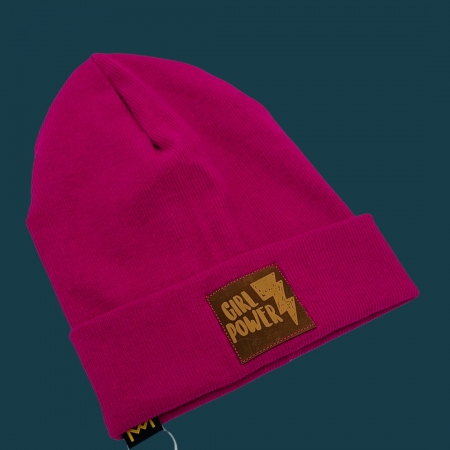 Hipster Beanie in der Farbe Pink mit brauen Label "Girls Power"