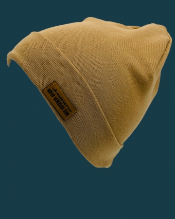 Hipster Beanie in der Farbe Cognac mit braunem Label "Glücklich"