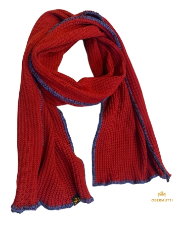 Schal in der Farbe Bordeaux Rot aus Strickstoff