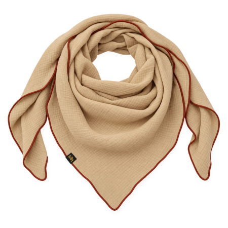 Beiger Large Fashion Musselin-Schal mit rostbraunem Rollsaum auf weißem Hintergrund