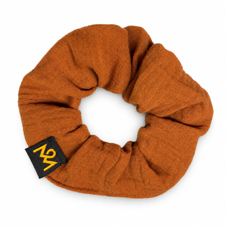 Karamellfarbener Scrunchie mit schwarzem OBERMUTTI-Label
