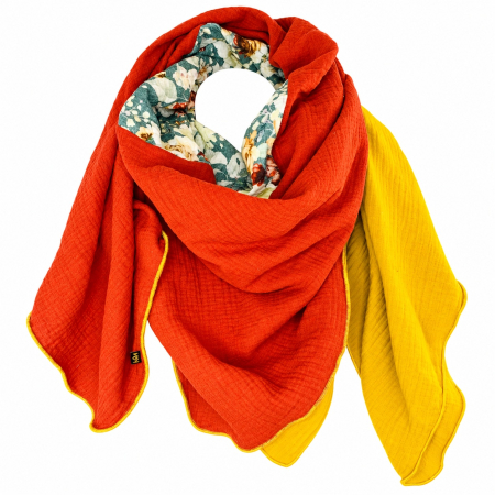 Patchwork-Schal Rostrot, Rosenmuster und Senfgelb – freigestellt auf Weiß